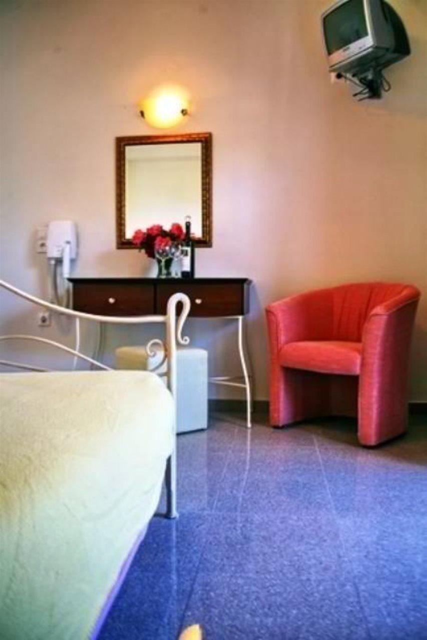Hotel Pela Скала Калонис Екстериор снимка