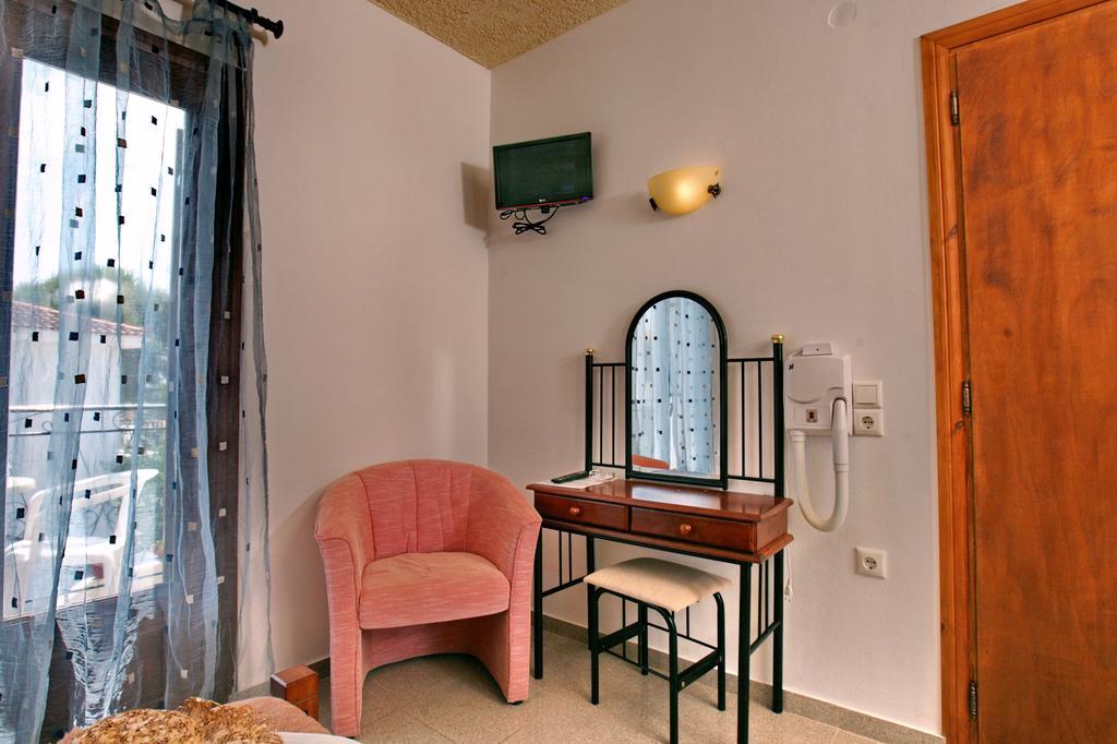 Hotel Pela Скала Калонис Екстериор снимка